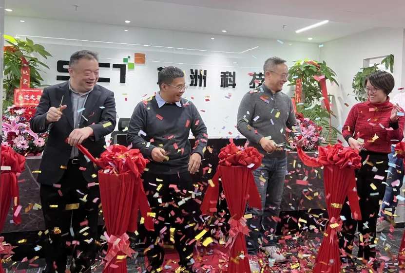 一群人站在麦克风前描述已自动天生